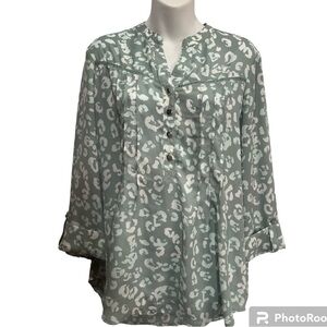Kim Rogers Green and white Top size large